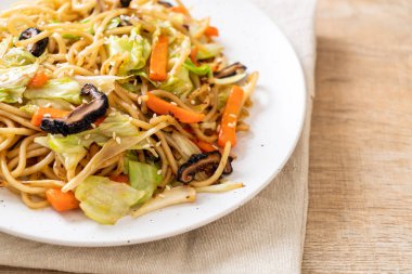 tavada kızartılmış yakisoba noodle sebzeli - vegan ve vejetaryen yiyecekler