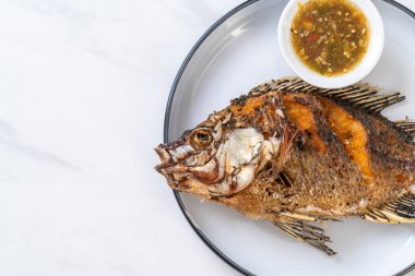 derin kızarmış balık baharatlı deniz ürünleri sos ile
