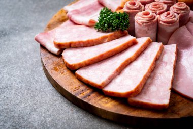 pastırma, sosis, jambon füme ve barbekü pastırma ahşap tahta üzerinde