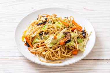 tavada kızartılmış yakisoba noodle sebzeli - vegan ve vejetaryen yiyecekler
