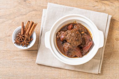 herb - Phuket Tayland geleneksel gıda tarzı ile domuz eti güveç