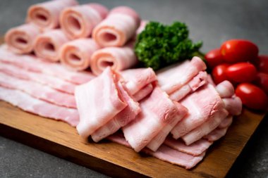 Ahşap tahta üzerinde çiğ domuz pastırma dilimlenmiş