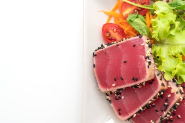 Taze ton balığı ve beyaz arka planda izole edilmiş sebze salatası.