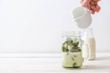 Matcha yeşil çay buzlu cam sütlü