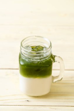 Buzlu kibrit yeşil sütlü latte.