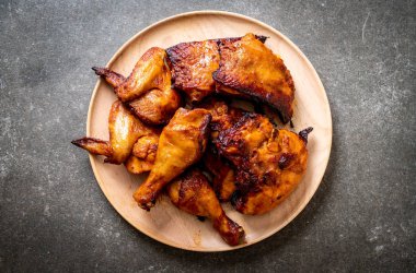 Masada ızgara ve ızgara tavuk.