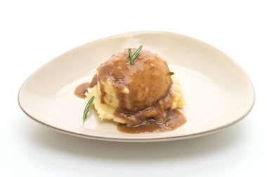 Beyaz arka plan üzerinde izole et suyu sosu ile ev yapımı patates püresi