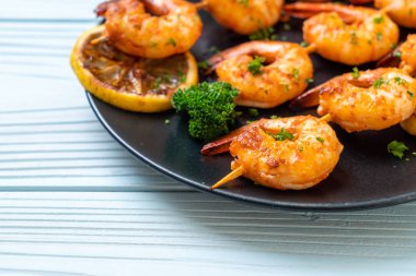 Limon - deniz ürünleri tarzı ile ızgara kaplan karides şiş