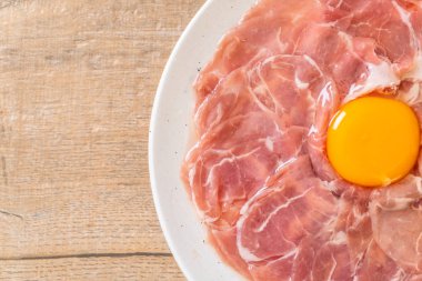 taze dilimlenmiş domuz ham yumurta pişirme veya shabu shabu ve sukiyaki yapma ile