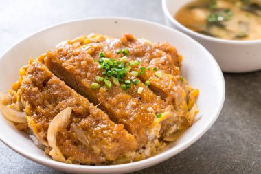 Kızarmış domuz pirzolası kasesi (Katsudon) - Japon yemek tarzı