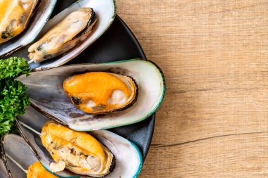 deniz ürünleri midye maydanoz ve limon ile