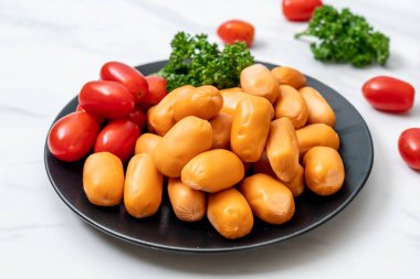 domuz eti kokteyl sosisi plaka üzerinde