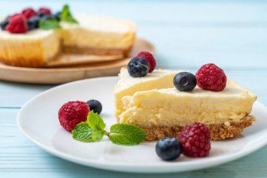 Ev yapımı cheesecake taze ahududu ve yaban mersini ile