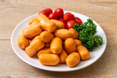 domuz eti kokteyl sosisi plaka üzerinde