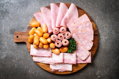 pastırma, sosis, jambon füme ve barbekü pastırma ahşap tahta üzerinde