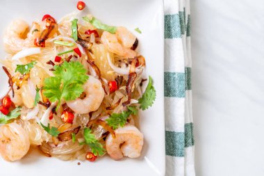 karides ve karidesli baharatlı pamelo salatası. Füzyon yiyecek tarzı.