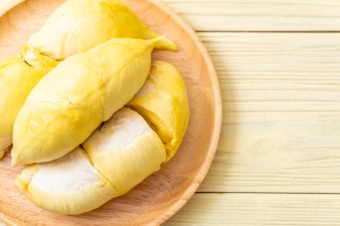 Ahşap zemin üzerinde taze Durian meyvesi