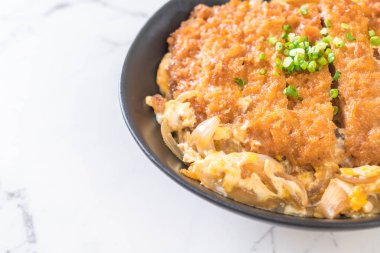 Kızarmış domuz pirzolası kasesi (Katsudon) - Japon yemek tarzı