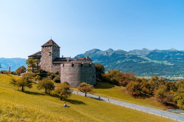 Güzel mimari Kalesi'nde Vaduz, Liechtenstein Prens mavi gökyüzü ile resmi konutu