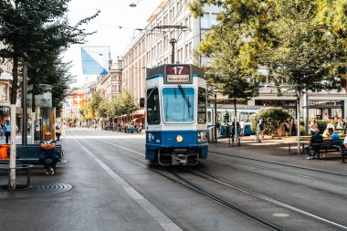 Zürih, İsviçre - 23 Ağustos 2018: Zürih Şehri, İsviçre kaldırımlarda insanlar yürüyüş yaparken bir tramvay merkezi Bahnhofstrasse sürücüler.