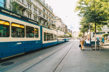 Zürih, İsviçre - 23 Ağustos 2018: Zürih Şehri, İsviçre kaldırımlarda insanlar yürüyüş yaparken bir tramvay merkezi Bahnhofstrasse sürücüler.