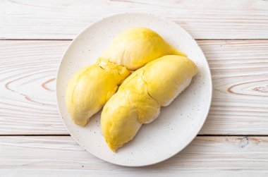 Ahşap zemin üzerinde taze Durian meyvesi