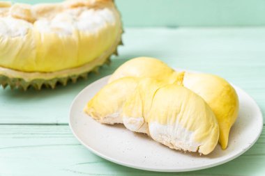 Ahşap zemin üzerinde taze Durian meyvesi