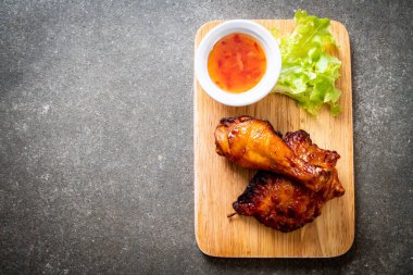 Masada ızgara ve ızgara tavuk.