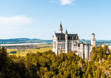 Neuschwanstein Şatosu Almanya'da Bavyera Alpleri, mavi gökyüzü ile güzel mimari