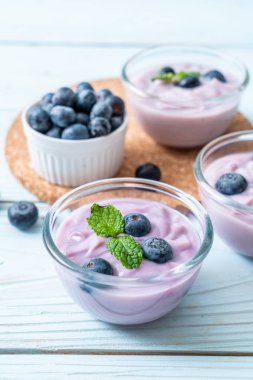 Taze yaban mersinli ev yapımı yoğurt