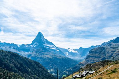 İsviçre, Zermatt 'taki Matterhorn zirvesi manzaralı güzel bir dağ manzarası..