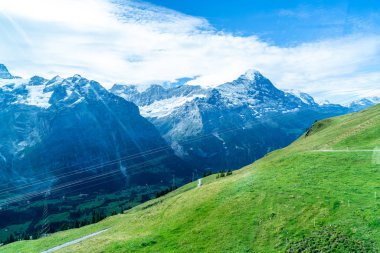 Güzel Alps dağ Grindelwald, İsviçre mavi gökyüzü ile
