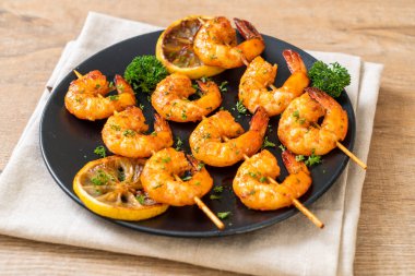 Limon - deniz ürünleri tarzı ile ızgara kaplan karides şiş