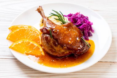 Portakal soslu biftek kızarmış ördek bacak