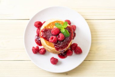 Taze ahududu ve frambuaz sos ile gözleme