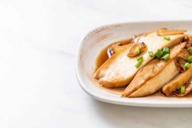 İstiridye soslu kızarmış kral istiridye mantarı. Sağlıklı, vejetaryen ya da vejetaryen yemek tarzı.