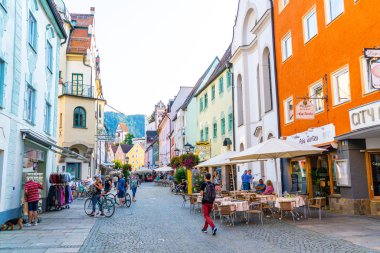 Fussen, Almanya - 28 Ağustos 2018: Street Cafe Fussen eski şehir şehir merkezinde. Fussen Bavaria, Almanya için küçük bir kasabadır.