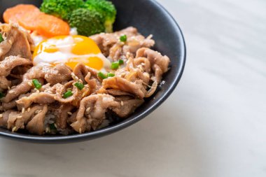 Donburi, domuz eti Pilav kasesi onsen yumurta ve sebze - Japon gıda tarzı