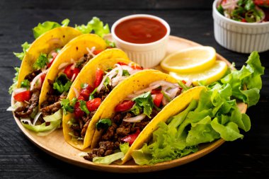 Meksika usulü et ve sebzeli taco.