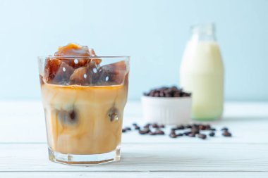 ahşap masa üzerinde sütlü kahve buz küpleri