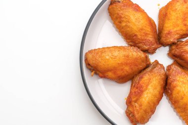 Beyaz arka plan üzerinde izole Barbekü tavuk kanadı