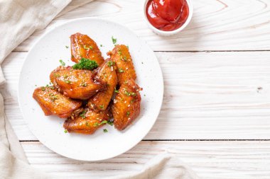 Beyaz susamlı ızgara tavuk kanadı.