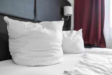 beyaz yastık yatak yatak dekorasyon iç