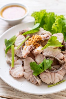 Soslu ve sebzeli haşlanmış balık sosu.