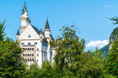 Neuschwanstein Şatosu Almanya'da Bavyera Alpleri, mavi gökyüzü ile güzel mimari