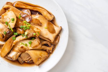 İstiridye soslu kızarmış kral istiridye mantarı. Sağlıklı, vejetaryen ya da vejetaryen yemek tarzı.