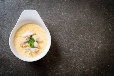 Çiğ yengeçli haşlanmış yumurta.