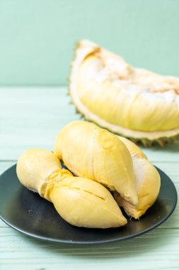 Ahşap zemin üzerinde taze Durian meyvesi
