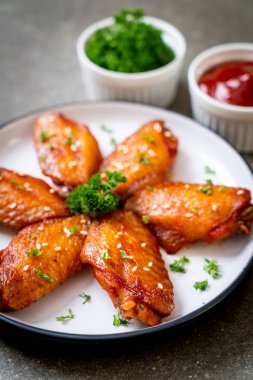 Beyaz susamlı ızgara tavuk kanadı.