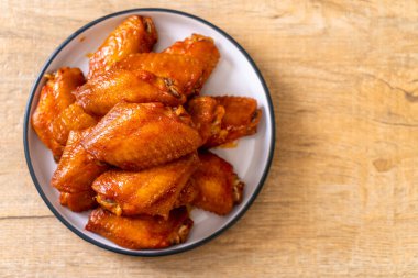 Barbekü tavuk kanadı sosu ile